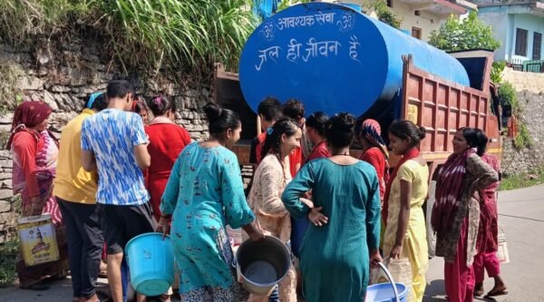 चमोली : पूर्णा गांव में पानी की किल्लत टैंकर से बुझायी जा रही ग्रामीणों की प्यास