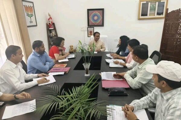आवंटित बजट समय पर खर्च करें अधिकारी – कैबिनेट मंत्री डॉ. धन सिंह रावत
