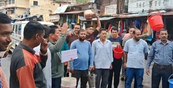 चमोली : पानी को लेकर देवाल के व्यापारियों का फूटा ग़ुस्सा फूटा, खाली बर्तनों के साथ किया प्रदर्शन