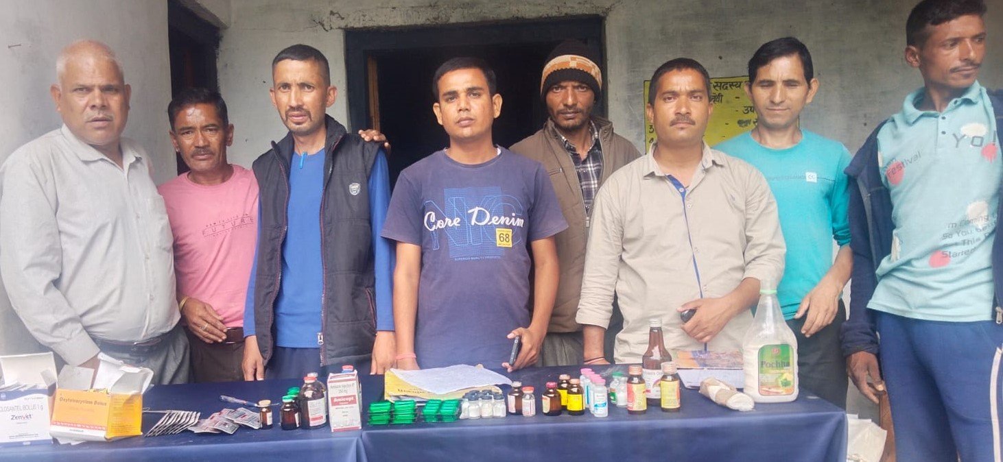 देवाल विकास खंड के दूरस्थ गांव हिमनी में पशुओं को बिमारियों से बचाव के लिए लगाया शिविर