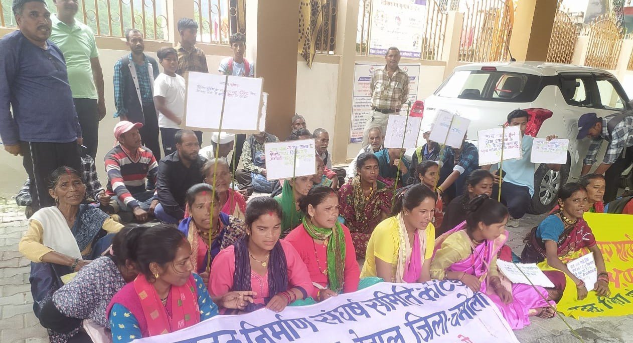 चमोली : कोटेडा गांव को सड़क से जोड़ने की मांग को लेकर ग्रामीणों ने किया प्रदर्शन