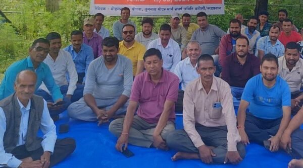 चमोली : जिले के पोखरी विकास खंड के मोहनखाल-चोपता मोटर निर्माण की मांग को लेकर जनप्रतिनिधियों ने किया क्रमिक धरना शुरू