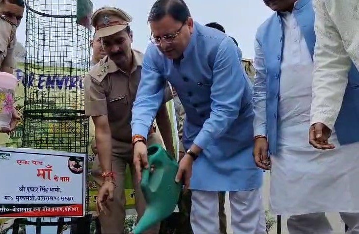सीएम धामी ने भराड़ीसैण में मुख्यमंत्री आवास परिसर में मां के नाम रोपा पौध