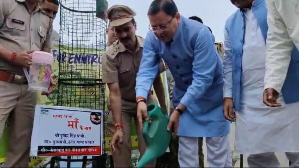 मुख्यमंत्री पुष्कर सिंह धामी ने विधानसभा गैरसैंण स्थित मुख्यमंत्री आवास परिसर में एक पेड़ मां के नाम अभियान के तहत किया वृक्षारोपण