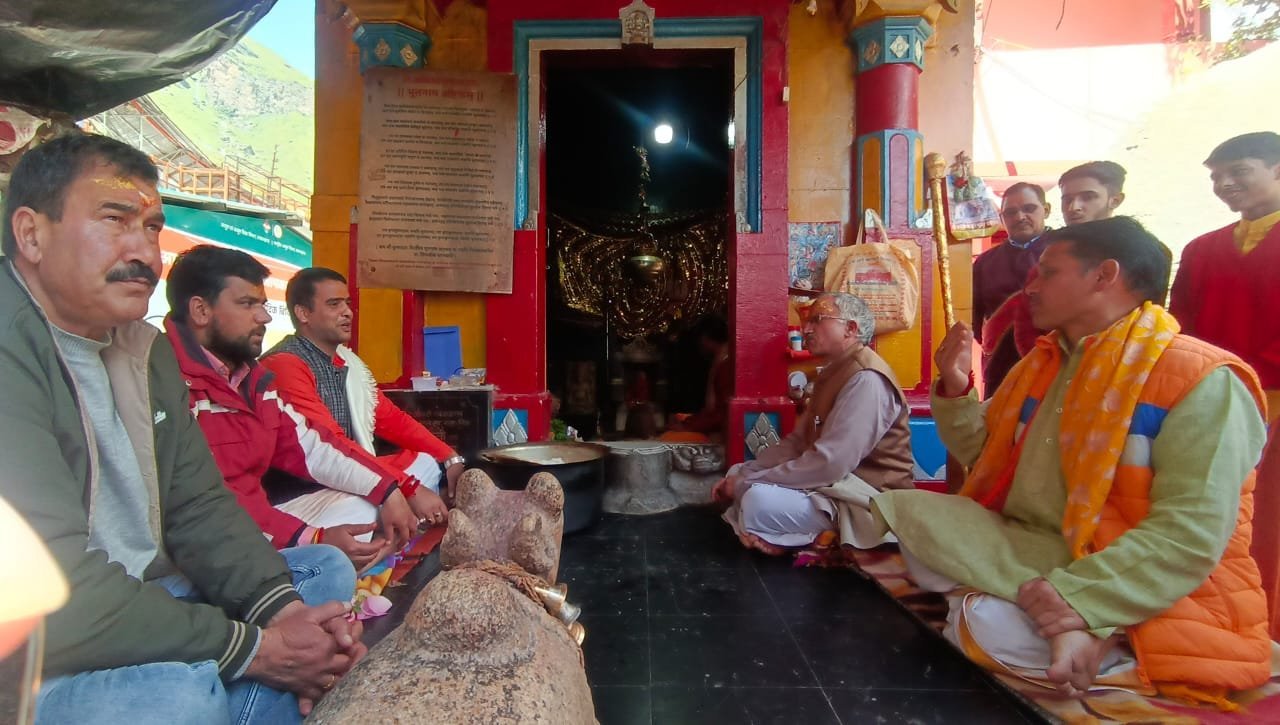 श्री बदरीनाथ धाम आदि केदारेश्वर मंदिर में रूद्राभिषेक के बाद अन्नकूट चढाया