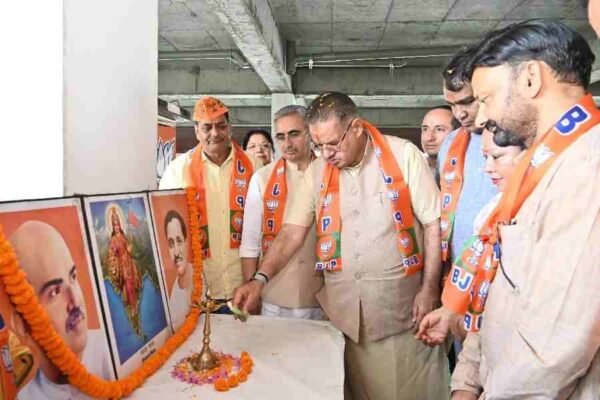 केन्द्र एवं राज्य सरकार की जनकल्याणकारी योजनाओं से प्रभावित होकर पार्टी की सदस्यता लेने को उत्साहित है जनता – गणेश जोशी