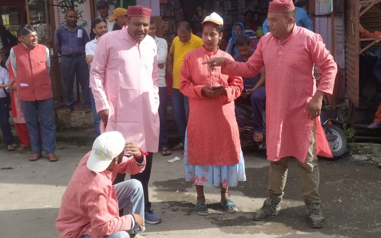 नुक्कड़ नाटक के माध्यम से दी सरकार की योजनाओं की जानकारी 