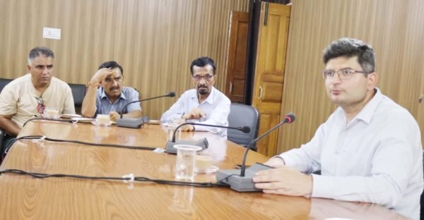 नवनियुक्त डीएम संदीप तिवारी ने सरकार की योजनाओं को जन-जन तक पहुंचाना बताई प्राथमिकता