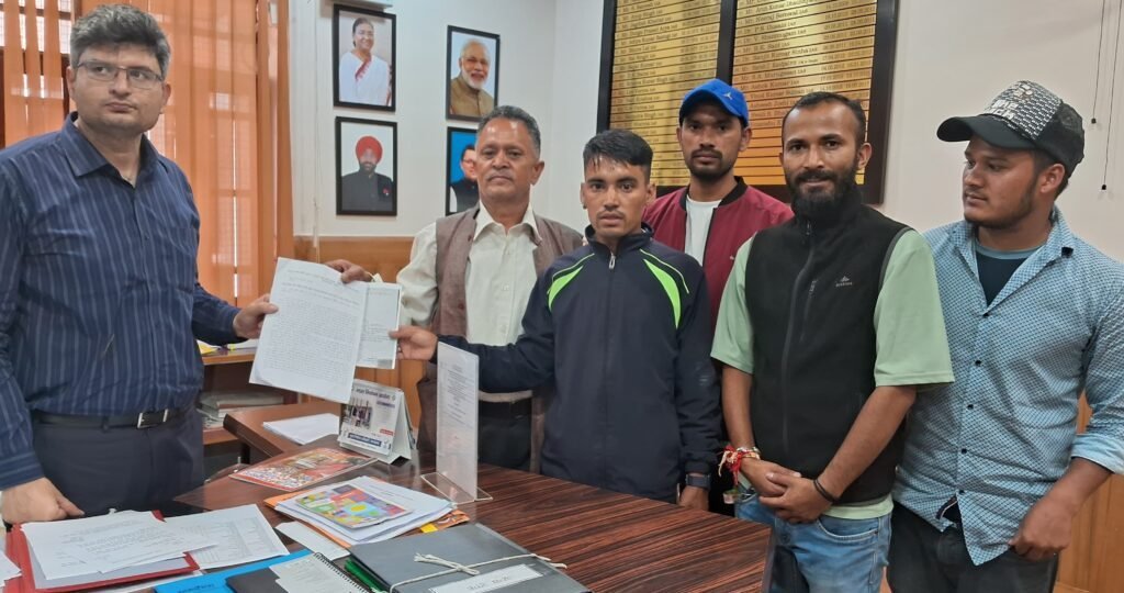 चमोली : ज्योतिर्मठ विकास खंड के बेमरू-डुमक-कलगोठ मोटर मार्ग को लेकर डीएम से मिले ग्रामीण