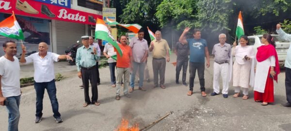 कांग्रेसी कार्यकर्ताओं ने किया भाजपा सरकार का पुतला दहन