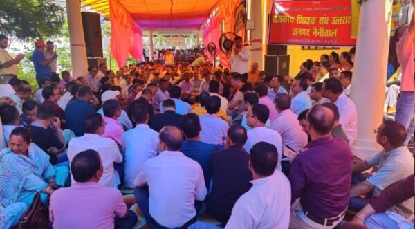 शिक्षा निदेशालय पर सीधी भर्ती के विरोध में धरना-प्रदर्शन, क्रमिक अनशन भी शुरू