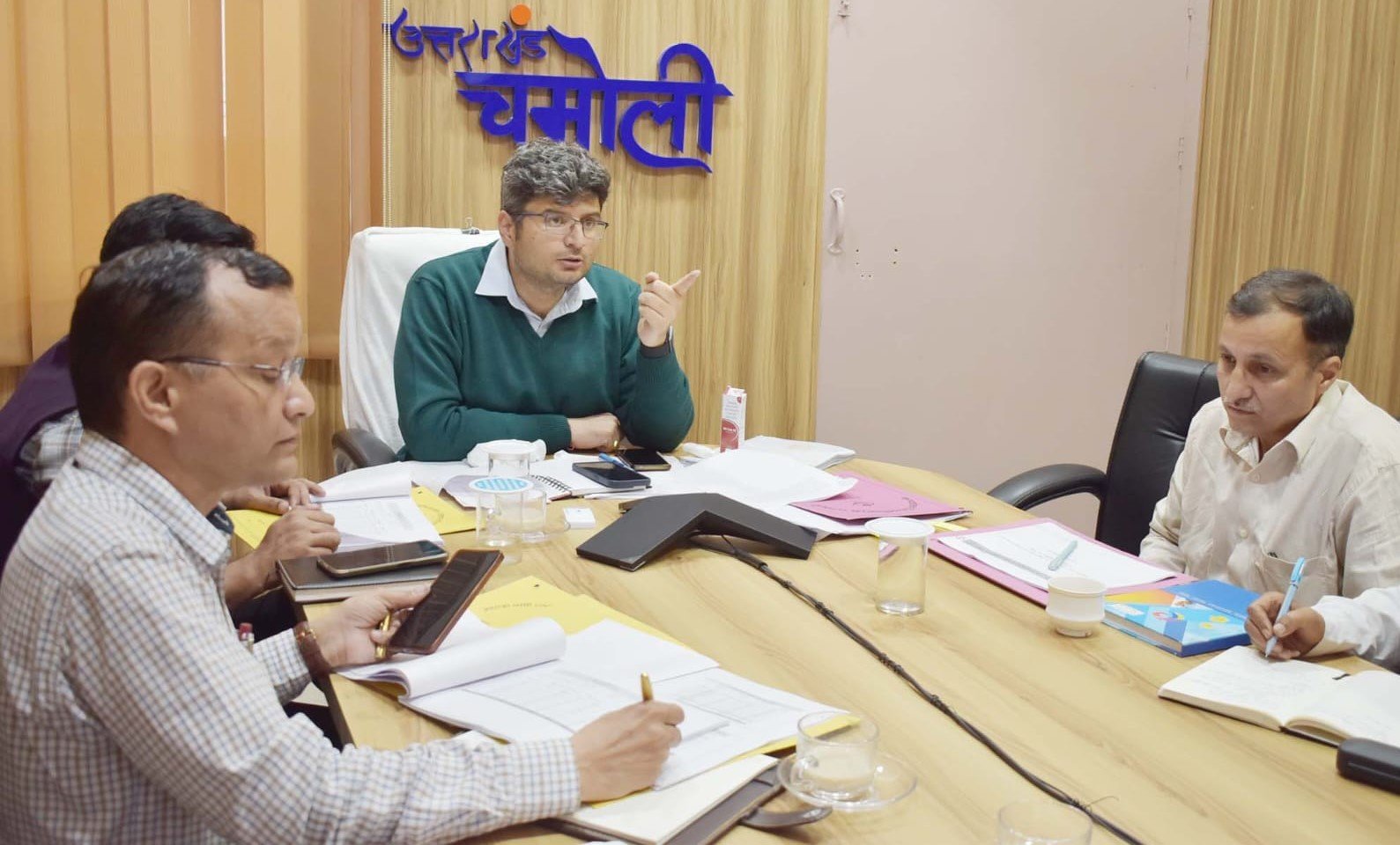 चमोली : ग्राम्य विकास विभाग की समीक्षा बैठक में अनुपस्थित ज्योतिर्मठ के बीडीओ का वेतन रोकने के डीएम ने दिए निर्देश