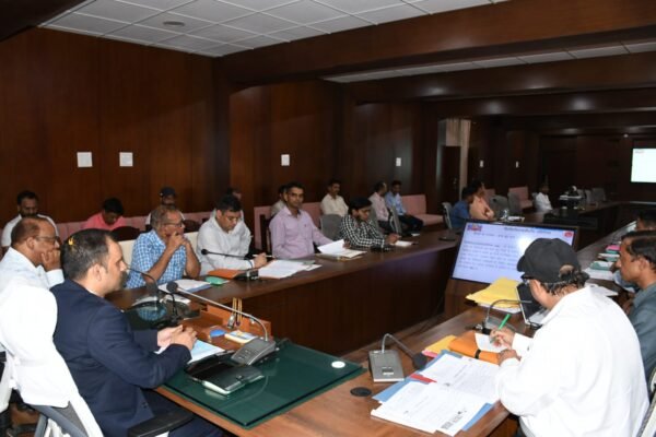 शिशु एवं गर्भवती महिला टीकाकरण में लापरवाही नही होगी बर्दाश्त – डीएम आशीष भटगांई