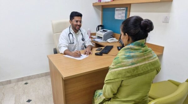 डॉ. तुषार अग्रवाल की जटिल सर्जरी के बाद 30 वर्षीय महिला ने प्राकृतिक रूप से किया गर्भधारण