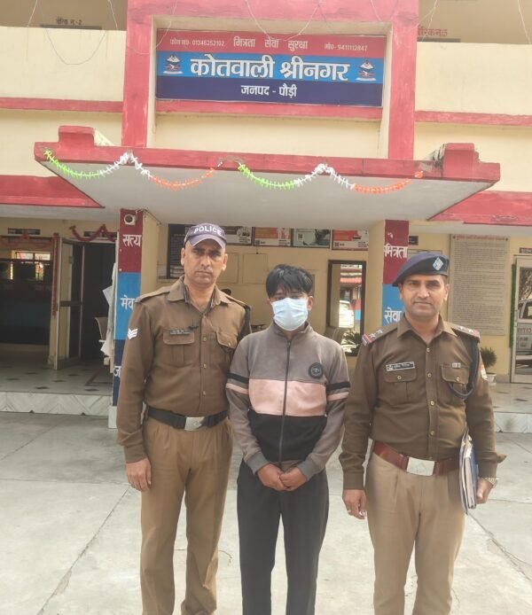 श्रीनगर पुलिस टीम ने 05 लाख की साइबर धोखाधड़ी करने वाले अन्तर्राज्यीय गैंग के सदस्य को दिल्ली से किया गिरफ्तार, विदेश से महंगे पार्सल भिजवाने का लालच देकर करते हैं साइबर ठगी