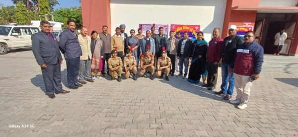 डीएम कर्मेन्द्र सिंह ने सभी अधिकारी, कर्मचारी व जनपद के सम्मानित नागरिको से की झण्डा दिवस में अधिक से अधिक योगदान करने की अपील