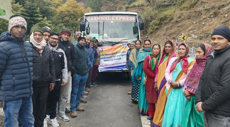 कृषि व बागवानी बढ़ाने का गुर सीखने के लिए उर्गम घाटी के काश्तकारों का दल हुआ हिमाचल रवाना