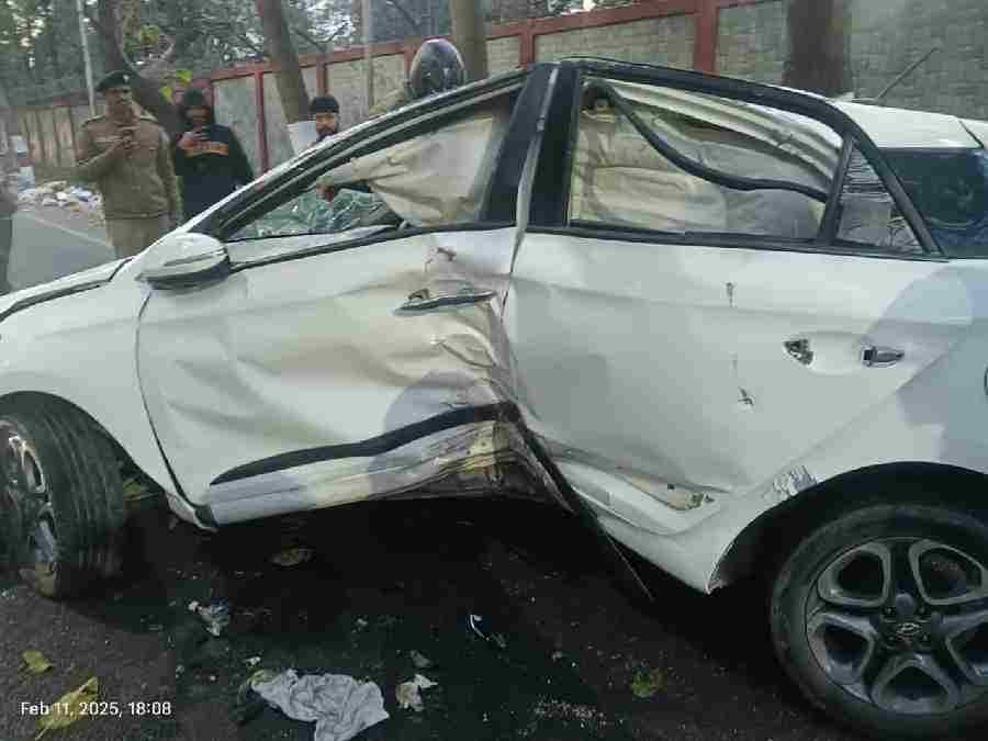 ओएनजीसी चौक पर बेकाबू कार की चपेट में आई बुलेट; कार सवार 3 युवती और 1 युवक घायल, बुलेट सवार गंभीर