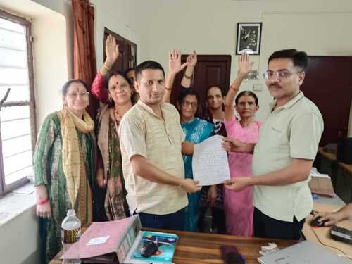 काशीरामपुर तल्ला में बिजली अप डाउन के कारण जले कई घरों के बिजली उपकरण