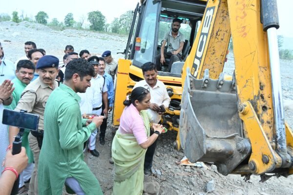 विधानसभा अध्यक्ष ने मालन नदी पर 942.42 लाख रुपए की लागत से बनने वाली बाढ़ सुरक्षा दीवार का किया शिलान्यास