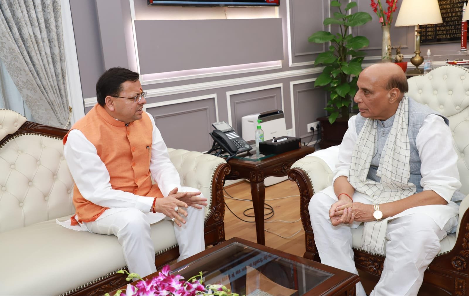 मुख्यमंत्री पुष्कर सिंह धामी ने की केंद्रीय रक्षा मंत्री से की मुलाकात, कई मुद्दों पर रखे प्रस्ताव