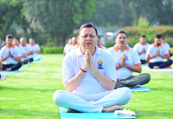 मुख्यमंत्री आवास में हुआ योगाभ्यास, सीएम धामी ने प्रदेशवासियों से योग को दिनचर्या में शामिल करने का किया आह्वान