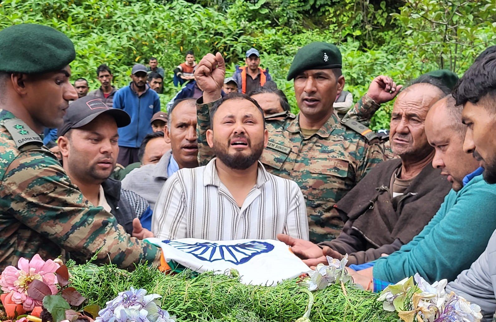 दिवंगत सैनिक का पैतृक घाट पर सैन्य सम्मान के साथ हुआ अंतिम संस्कार