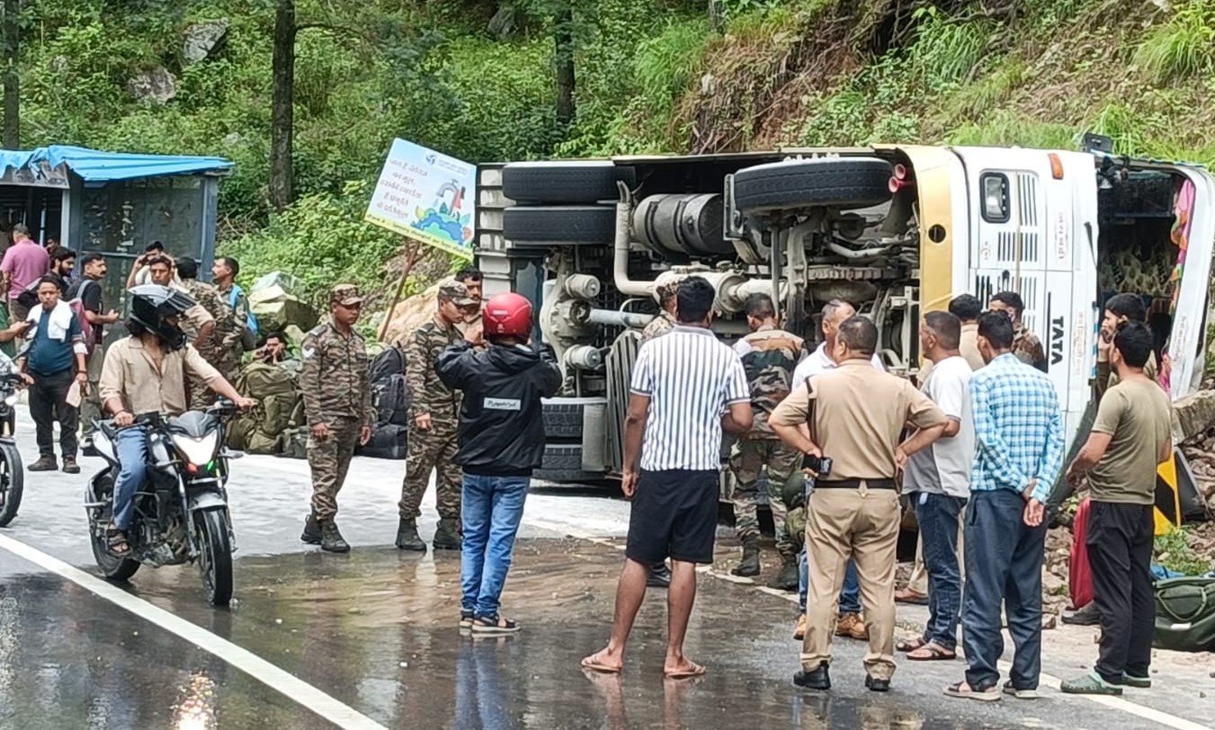 बदरीनाथ हाइवे पर सोनला के पास अनियंत्रित होकर सड़क पर पलटा सेना के जवानों का वाहन, सात घायल