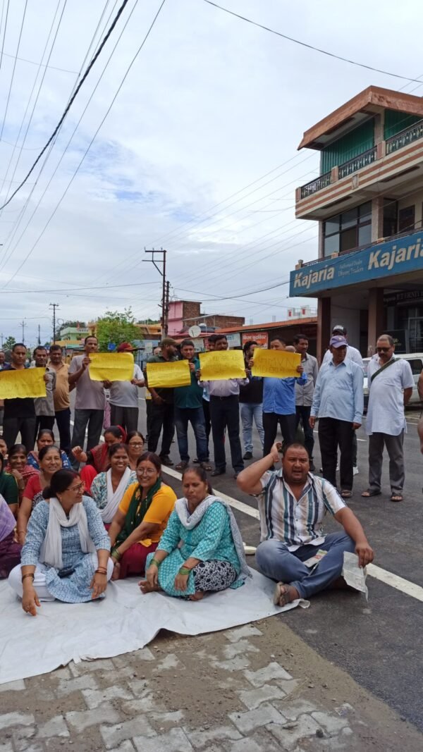 गैस की घटतौली के खिलाफ उपभोक्ताओं का प्रदर्शन