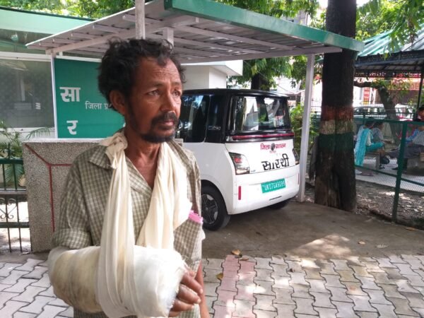 बिना वक्त गंवाये डीएम सविन बंसल ने राजू को सारथी वाहन से भेजा बर्न स्पेशलिस्ट helping hand हॉस्पिटल, Dr Kush से की बात