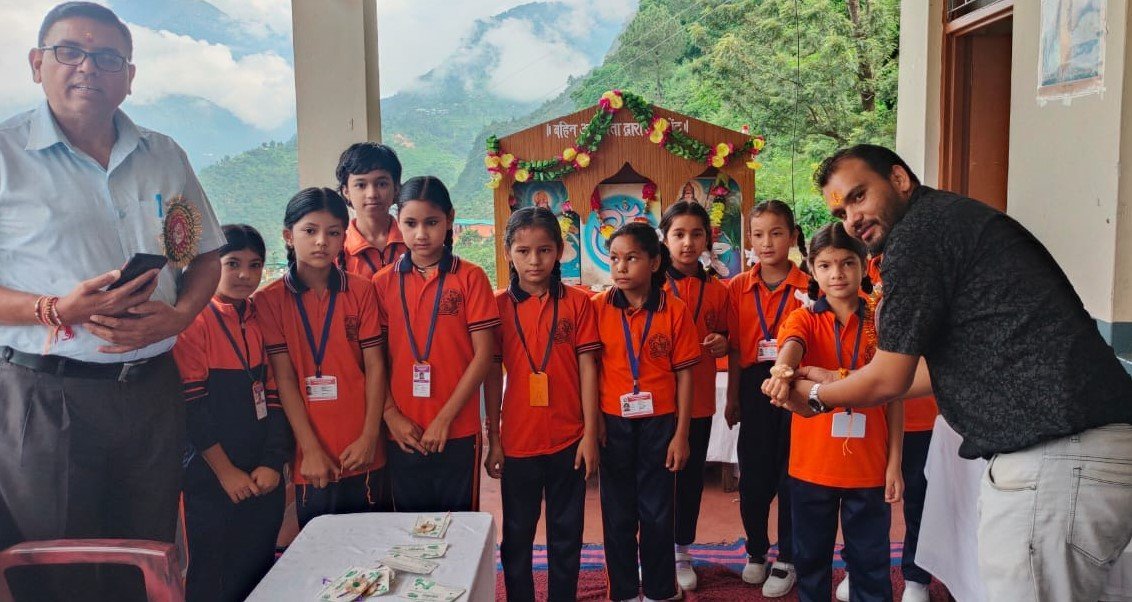 शिशु मंदिर के बच्चों को बांटी औषधीय बीज की राखियां