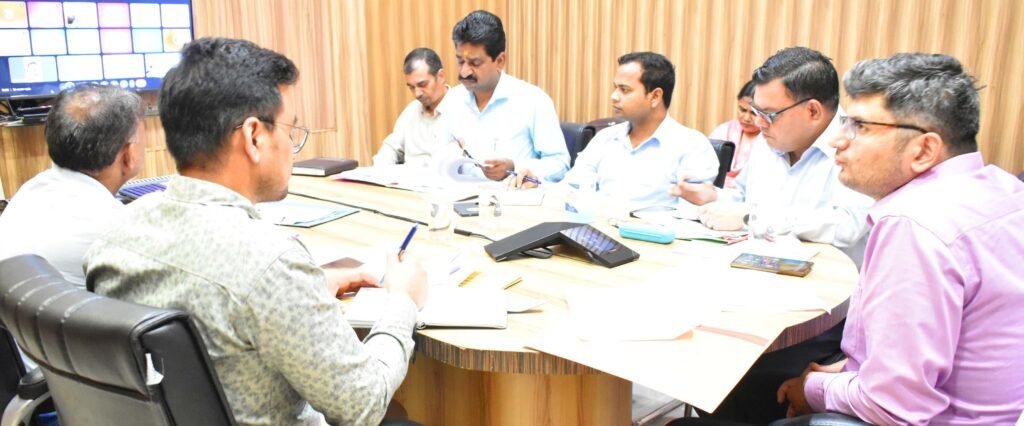 क्षतिपूर्ति पौधरोपण के लंबित प्रस्ताव जल्द करें निस्तार – डीएम