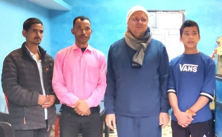 सीएम धामी ने स्थानीय लोगों से ली सरकार की योजनाओं की फीडबैक