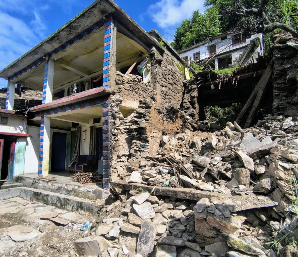 कांडा गांव में  भू-धंसाव से छह आवासी भवनों को खतरा