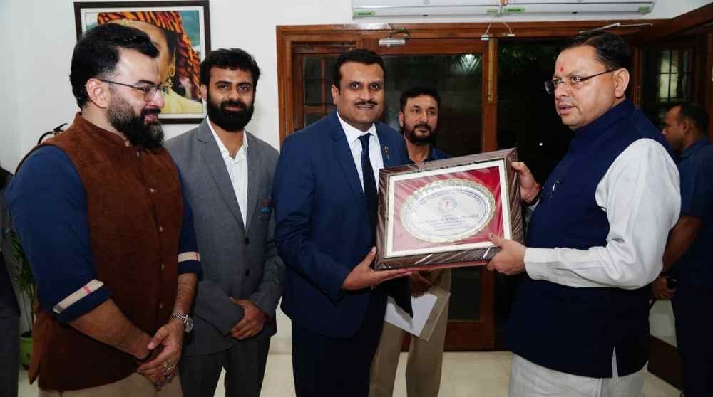 सीएम पुष्कर सिंह धामी से मुख्यमंत्री आवास में आइस स्केटिंग एसोसिएशन ऑफ इंडिया के प्रतिनिधिमंडल ने की शिष्टाचार भेंट