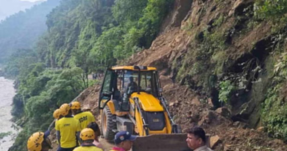 ऋषिकेश-नीलकंठ मार्ग पर चट्टान गिरने से हादसा, दो लापता, दो घायल