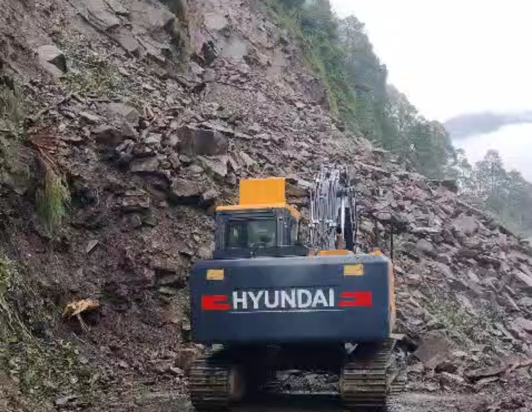 उत्तरकाशी : जनपद में कई मार्ग अवरुद्ध, खोलने का काम जारी