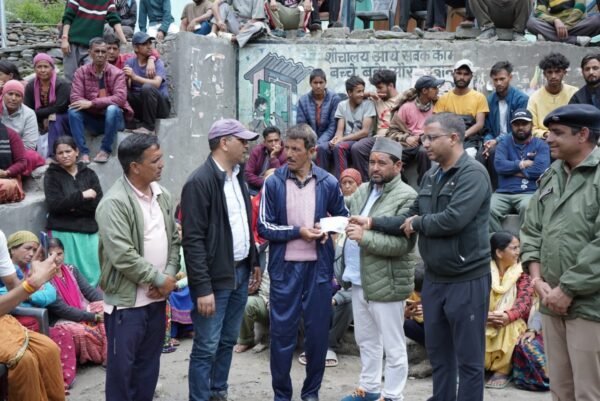 मुख्यमंत्री के निर्देशानुसार प्रभावित परिवारों को वितरित किए रूपये 05 लाख सहायता राशि के चेक; जिलाधिकारी, विधायक, गढ़वाल समन्वयक ने प्रभावितों के साथ किया भोजन