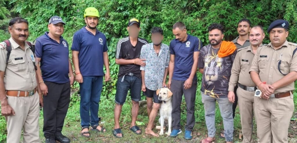 कुत्ते को बचाने में नाले के तेज बहाव में फंसे दो युवा