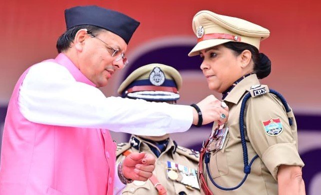 सीएम ने ध्वजारोहण कर किया स्वतंत्रता संग्राम सेनानियों के परिजनों को सम्मानित