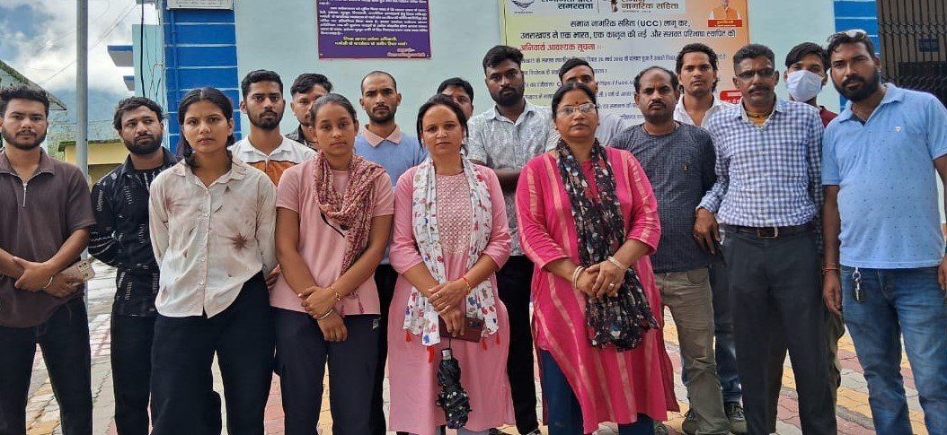 तीन दिन से लापता कर्मी को खोजने की डीएम व एसपी से लगाई गुहार