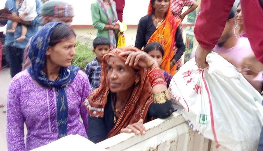 आपदा प्रभावितों को बांटी खाद्य सामग्री