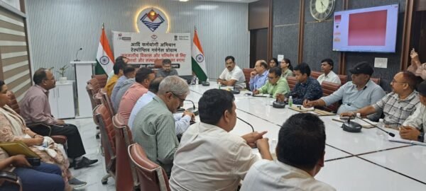 सीडीओ अभिनव शाह ने ‘‘आदि कर्मयोगी मिशन’’ के प्रतीक चिन्ह का किया अनावरण, अधिकारियों को सत्यनिष्ठा से मिशन पूर्ण करने की दिलाई शपथ