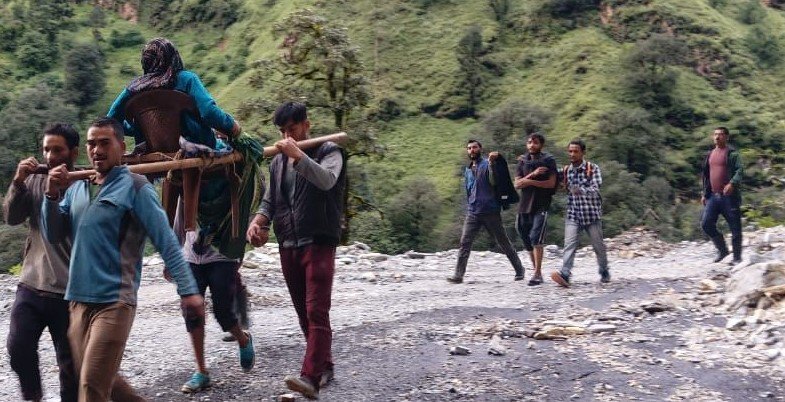 डंडी कंडी के सहारे भागा देवी पहुंची अस्पताल