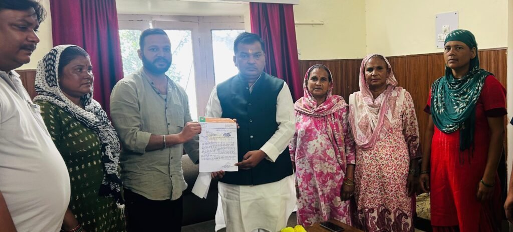 वाल्मिकी समाज को दें भूमि का पट्टा