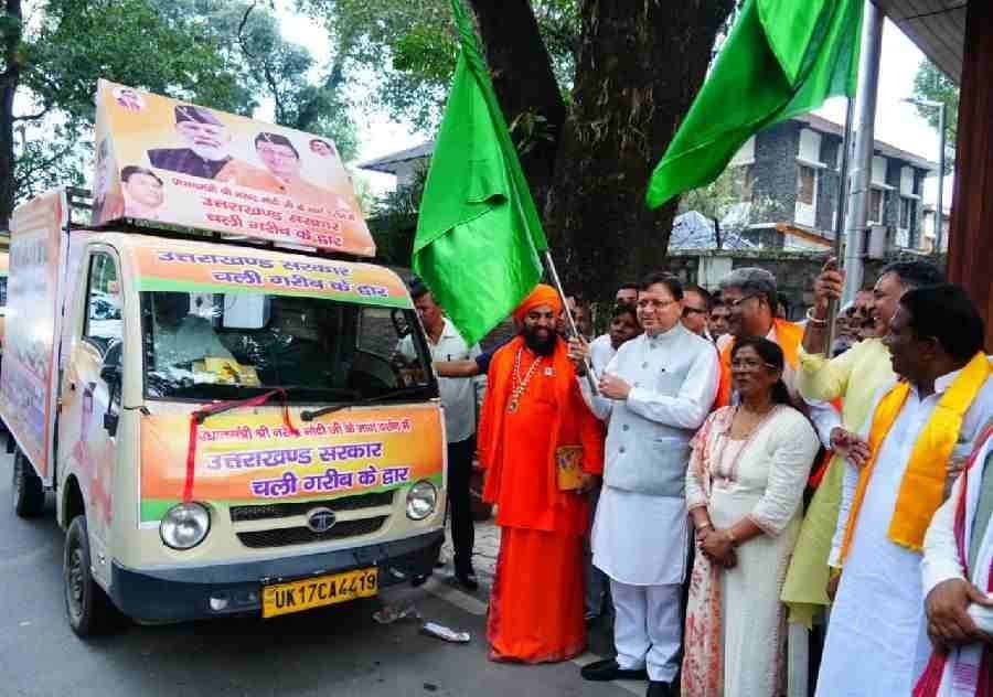 मुख्यमंत्री धामी ने डॉ. भीमराव अम्बेडकर समाज कल्याण बहुउद्देशीय शिविर रथ को हरी झंडी दिखाकर किया रवाना