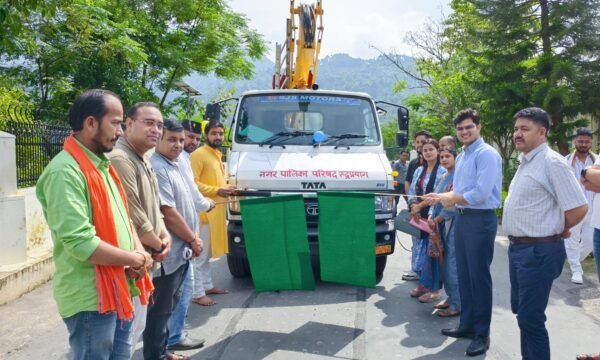 नगर पालिका रुद्रप्रयाग को मिला नया स्काईलिफ्टर वाहन, जिलाधिकारी एवं नगरपालिका अध्यक्ष ने हरी झंडी दिखाकर किया शुभारंभ