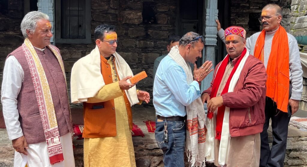 शिक्षकों व पंचायत प्रतिनिधियों को किया सम्मानित