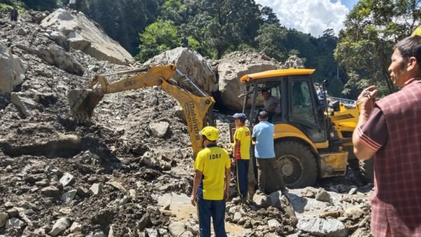 छेनागाड़ में लगातार युद्ध स्तर पर जारी सर्च एवं रेस्क्यू अभियान, ग्राउंड जीरो पर जेसीबी मशीन द्वारा किया जा रहा है मलवे को हटाने का कार्य