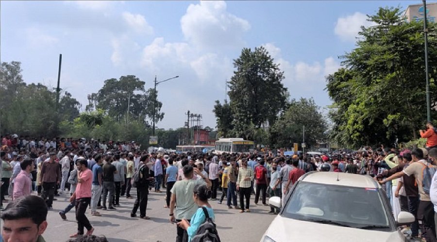 उत्तराखंड : UKSSSC पेपर लीक कांड, सड़कों पर उतरे हजारों युवा